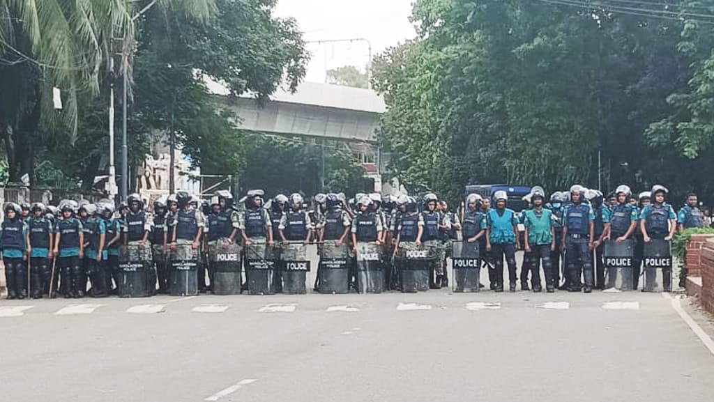 ঢাকা বিশ্ববিদ্যালয় বন্ধ ঘোষণা, শিক্ষার্থীদের হল ছাড়ার নির্দেশ