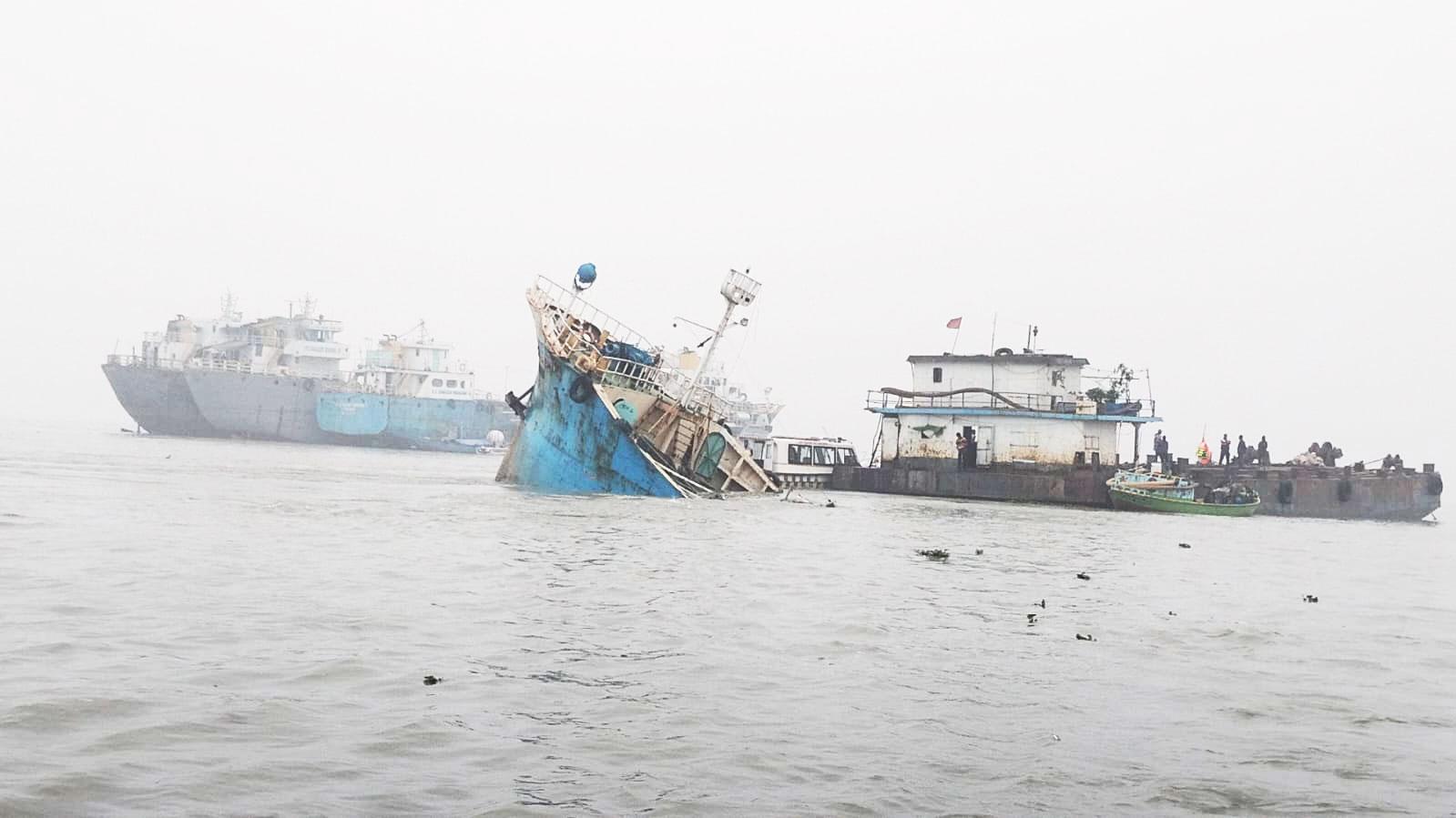 তেলবাহী কার্গো ডুবি: ঘন কুয়াশা-স্রোতে ব্যাহত উদ্ধার অভিযান