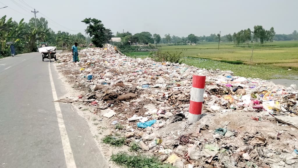 ইসলামপুরে সড়কের পাশে আবর্জনার স্তূপ, নাক চেপে যাতায়াত পথচারীর