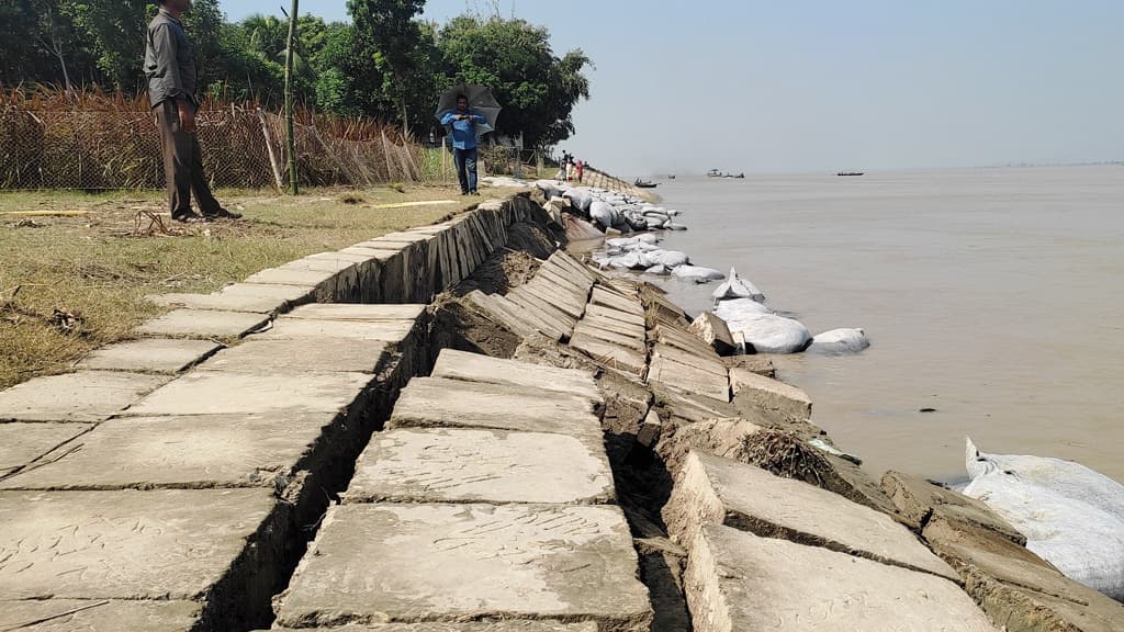 তীর সংরক্ষণ বাঁধে ভাঙন ৮০ মিটার ব্লক বিলীন