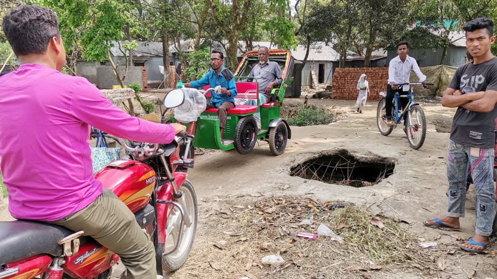 রায়পুরায় কালভার্ট ভেঙে বড় গর্ত, চলাচলে ঝুঁকি