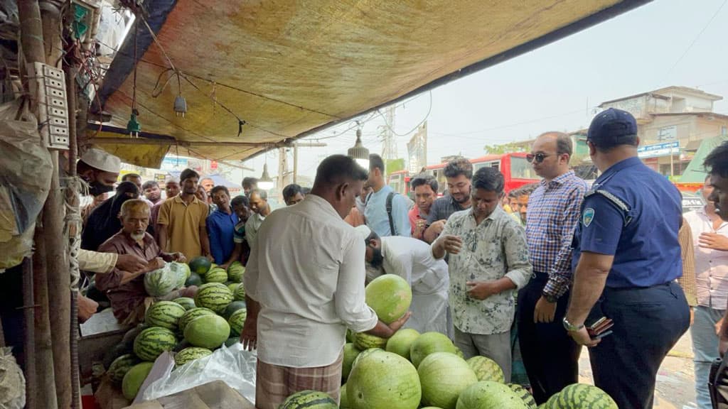 ম্যাজিস্ট্রেট চলে যাওয়ার পর ২ শ টাকার তরমুজ ৪ শ