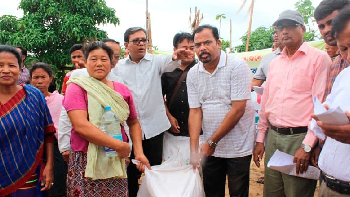 ত্রাণ নিলেন আগুনে ক্ষতিগ্রস্ত জুমচাষিরা