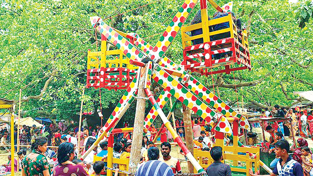 সোনারগাঁয়ের বউমেলায় নারীদের সমাগম বেশি