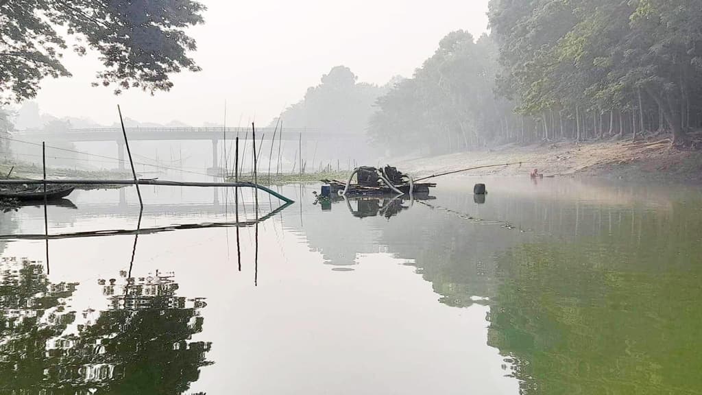 কুমার নদে ড্রেজার বসিয়ে সরকারি হালট ভরাট