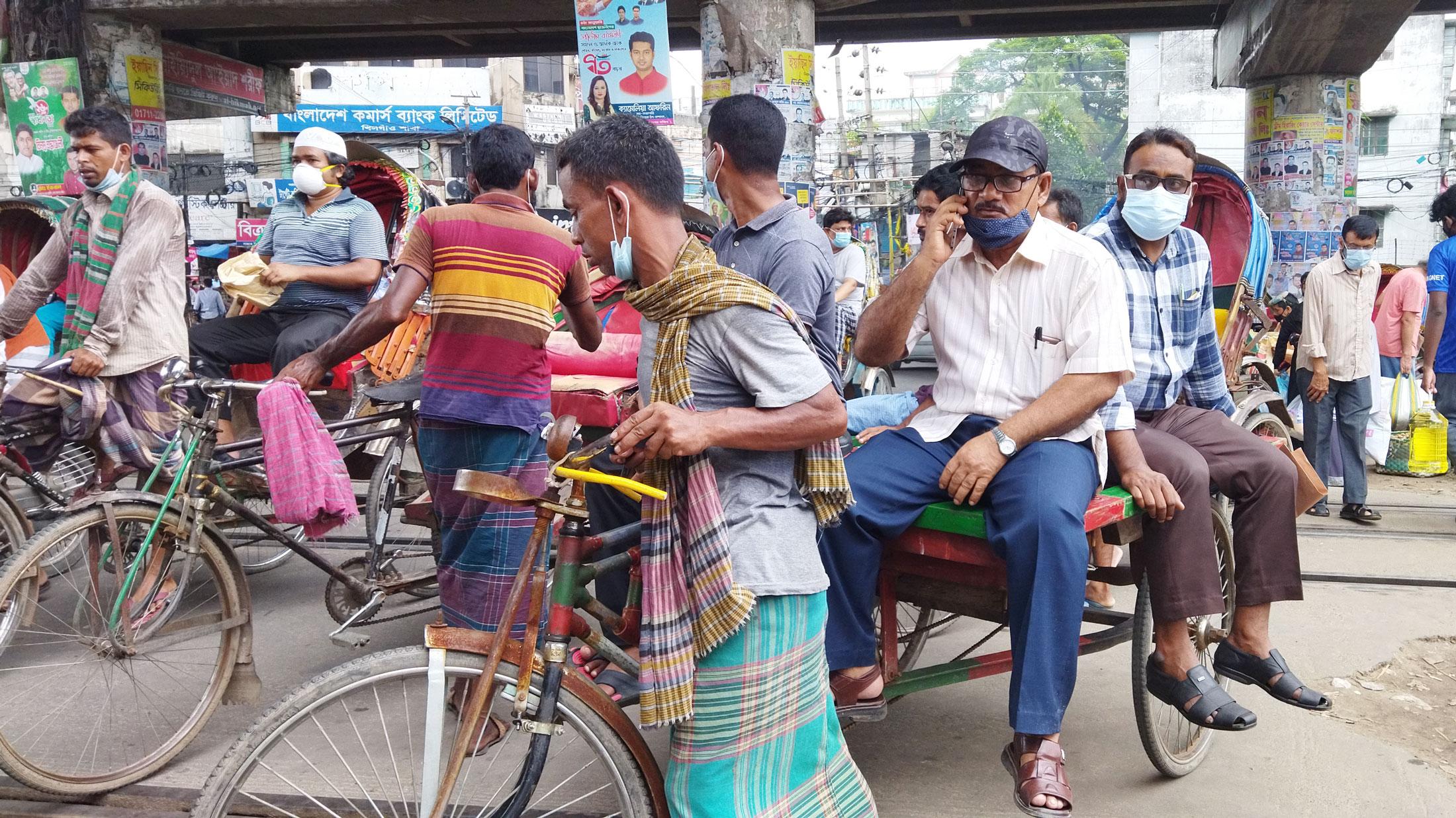 তবু যেতে হচ্ছে কর্মস্থলে, ভ্যানই এখন গণপরিবহন