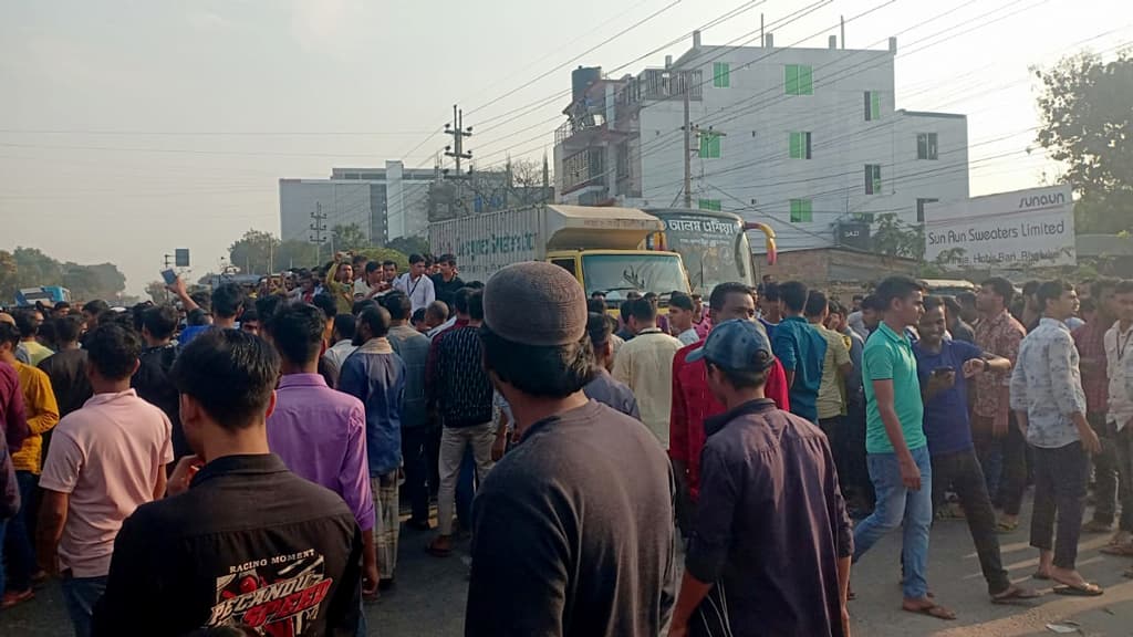 ভালুকায় বকেয়া বেতনের দাবিতে শ্রমিকদের মহাসড়ক অবরোধ