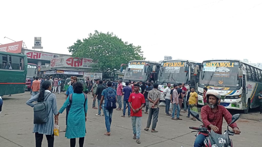 বাসে ঈদযাত্রা: মহাখালী ও সায়েদাবাদে যাত্রীর চাপ বাড়ছে, ভোগান্তি কম