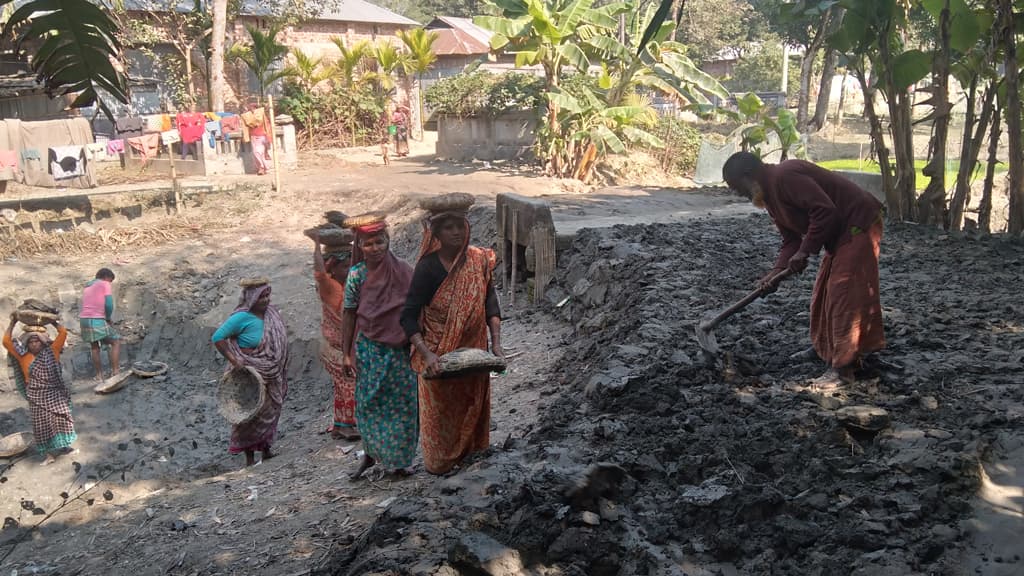 ফুলবাড়ীতে মজুরি না পেয়ে বিপাকে কর্মসৃজনের শ্রমিকেরা