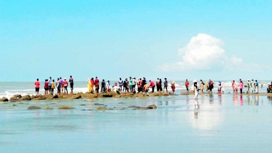 উখিয়ার সৈকতে ভেসে এল মাথাবিহীন বিবস্ত্র লাশ