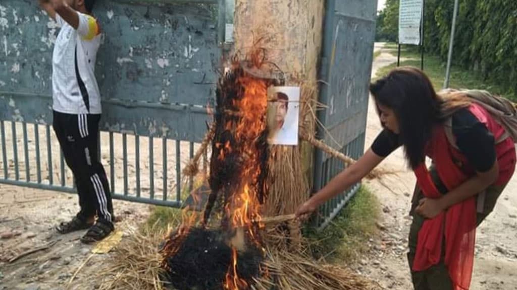 বেরোবি ভিসি ও প্রক্টরের পদত্যাগ চেয়ে কুশপুত্তলিকা দাহ 