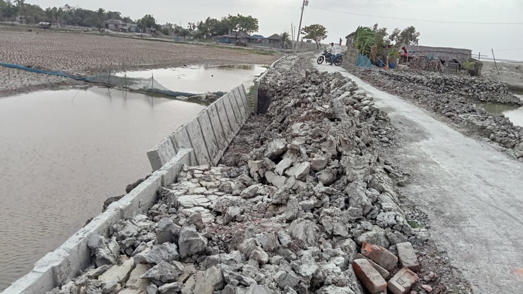 হেলে পড়েছে গাইড ওয়াল