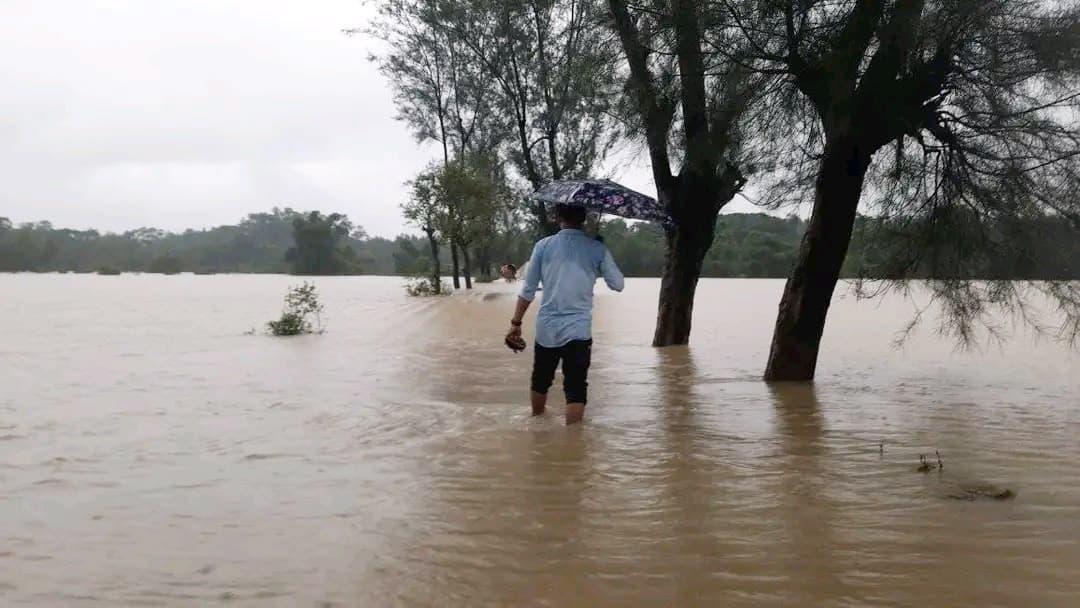 গোলাপগঞ্জে পানিবন্দী লক্ষাধিক মানুষ, নৌকার সংকট