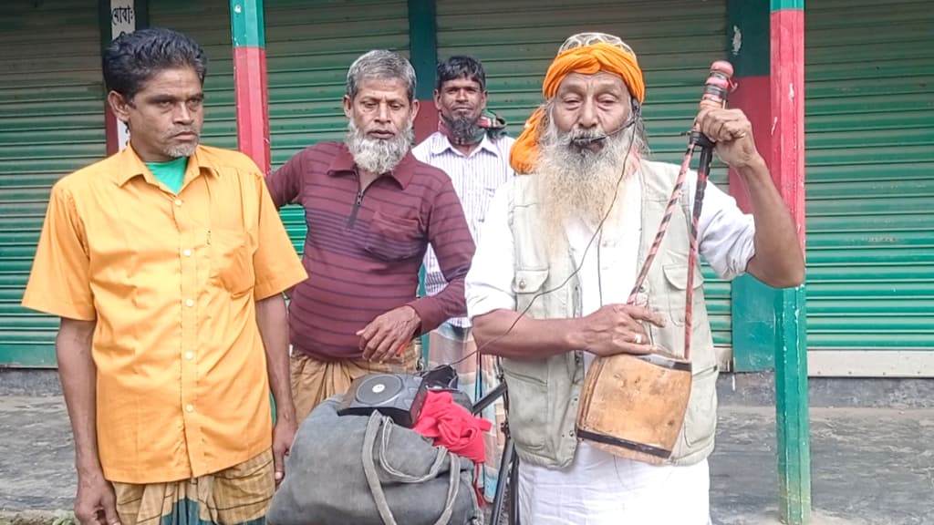 কৈশোর থেকে তাঁর নিত্যসঙ্গী একতারা আর দারিদ্র্য