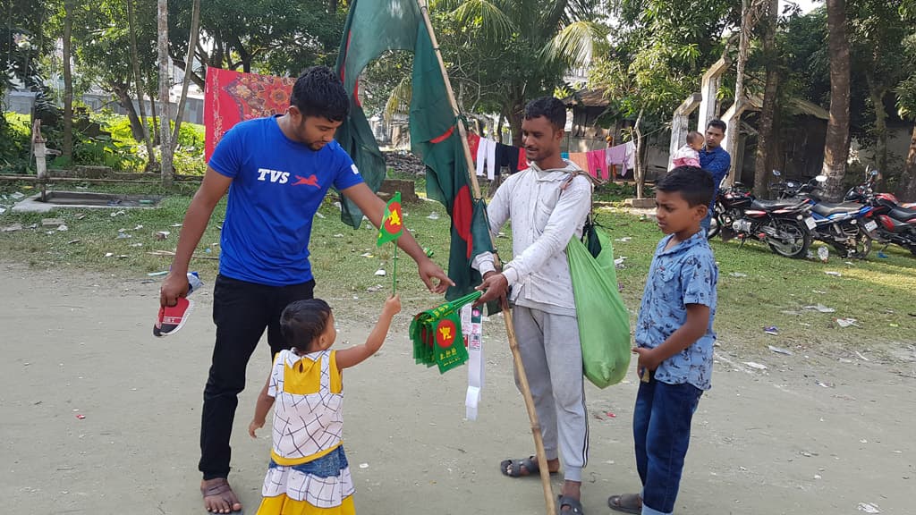 পতাকা বিক্রিতেই খলিলের আনন্দ