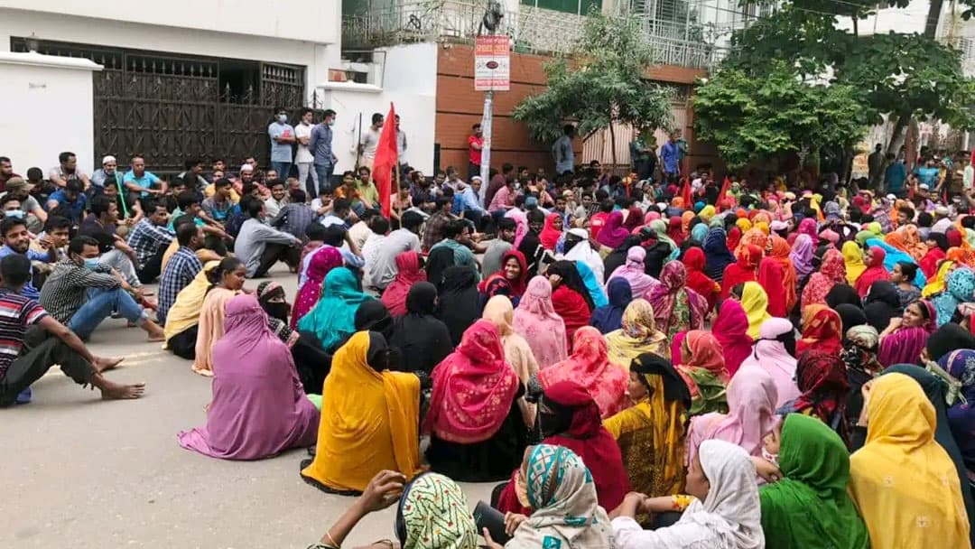 উত্তরায় বকেয়া বেতন আদায়ের দাবিতে শ্রমিকদের বিক্ষোভ 