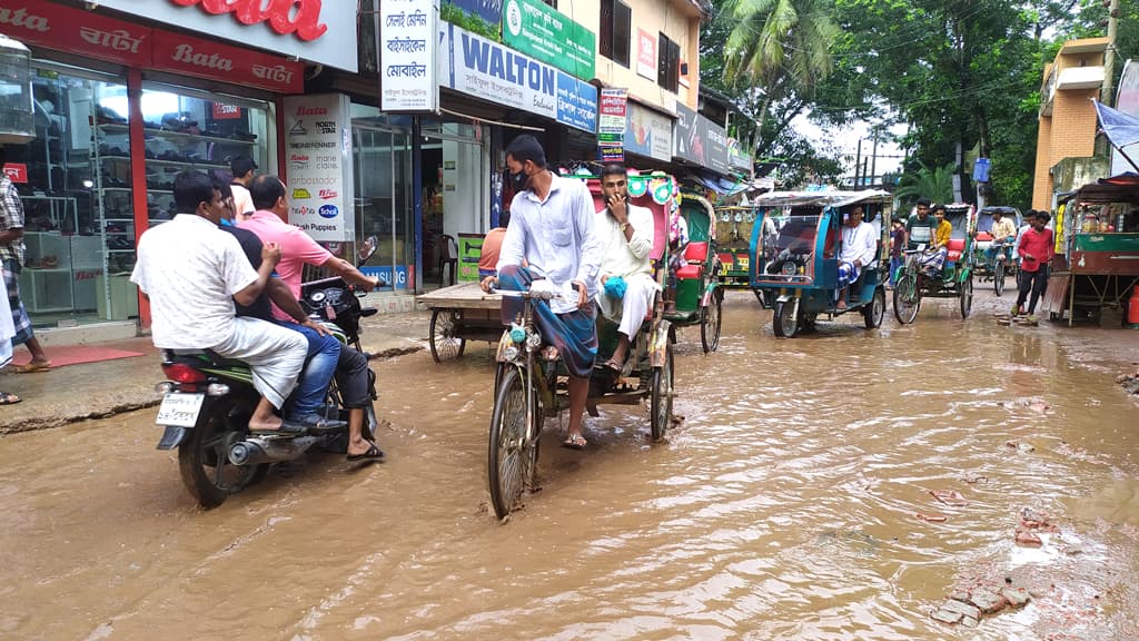 যে সড়কে হাঁটাও কষ্টকর