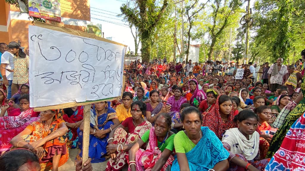 ‘পেটের ভুখে রাস্তায় নেমেছি, ভিক্ষা চাই না পরিশ্রমের ন্যায্য মজুরি চাই’