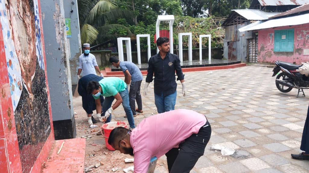 ঝালকাঠিতে সড়ক পরিষ্কার করছেন শিক্ষার্থীরা