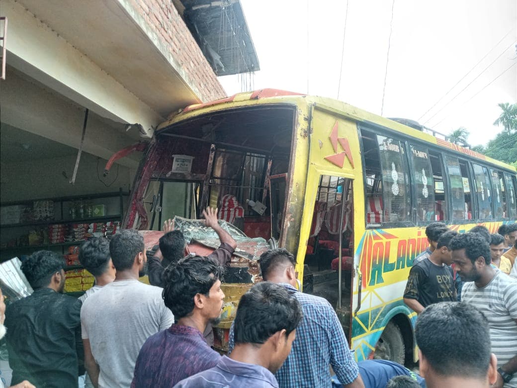 কোম্পানীগঞ্জে বেপরোয়া গতির বাস ঢুকে পড়ল দোকানে, আহত ১০