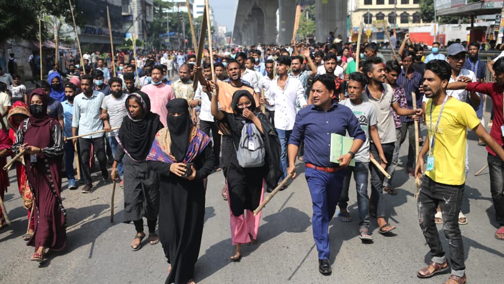 মিরপুরে পোশাকশ্রমিকদের বিক্ষোভ, সড়কে গাড়ি ভাঙচুর