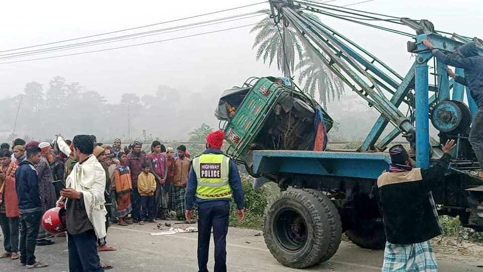 জানাজায় যাওয়ার পথে লাশ হলেন ৪ জন