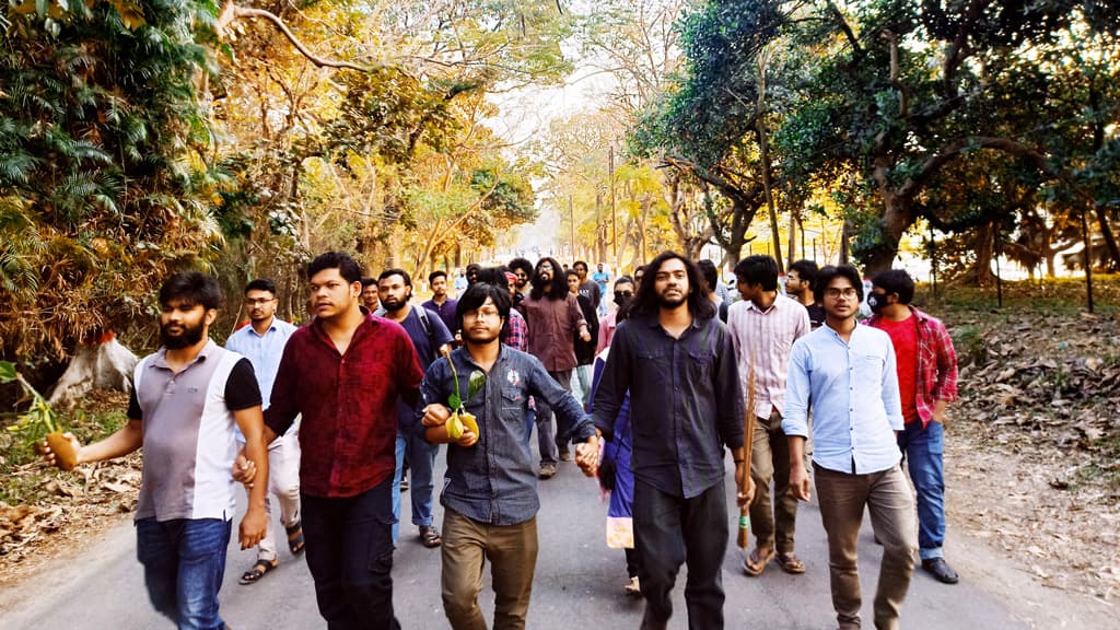 উপাচার্যের বিদায়ে জাবিতে ‘লজ্জার বিক্ষোভ’, শিক্ষকদের বাধা