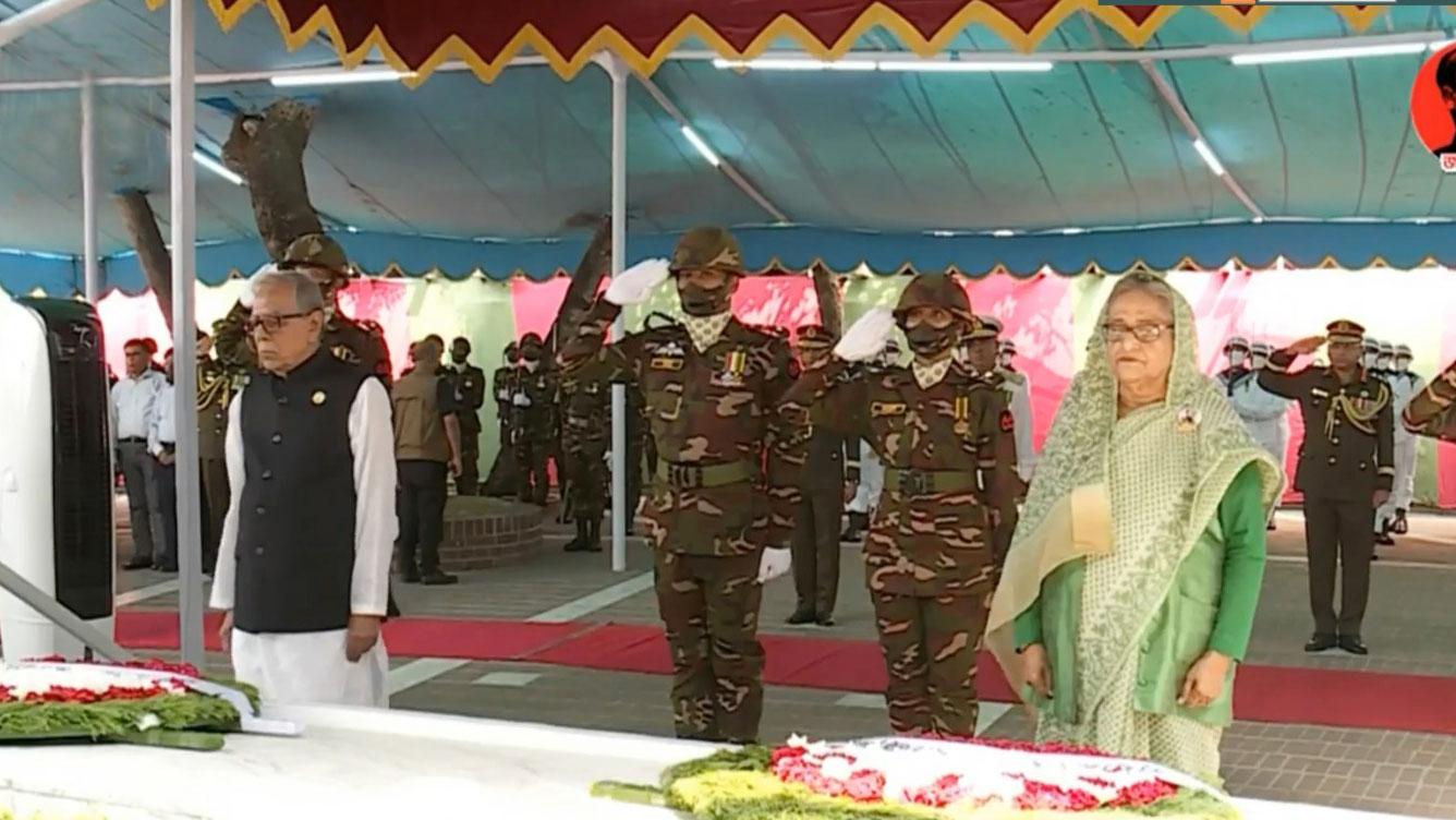 টুঙ্গিপাড়ায় জাতির পিতার সমাধিতে রাষ্ট্রপতি ও প্রধানমন্ত্রীর শ্রদ্ধা