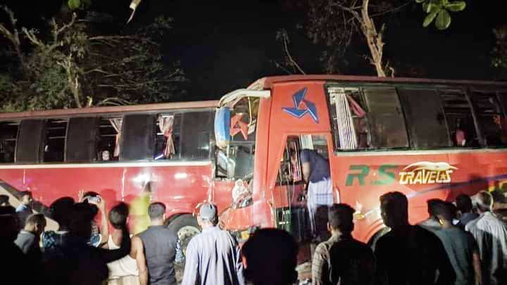 লোহাগাড়ায় ফের দুটি বাসের মুখোমুখি সংঘর্ষ, আহত ২০ 