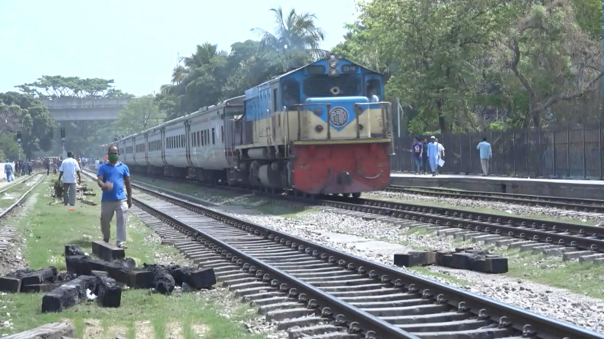 বৃহস্পতিবার থেকে ৩৮ জোড়া আন্তনগর, ১৯ জোড়া কমিউটার ট্রেন চলবে 