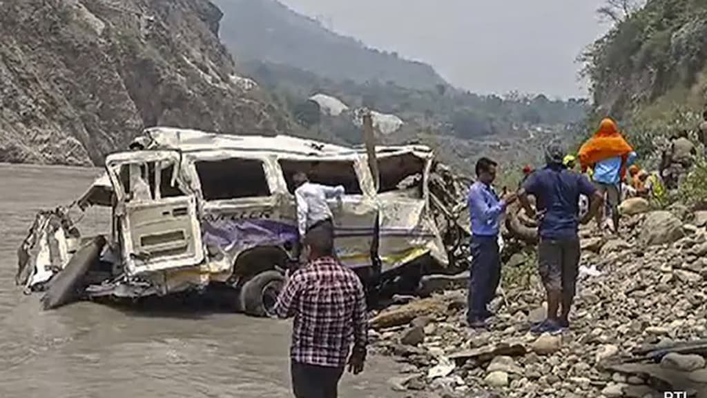 ভারতের উত্তরাখণ্ডে মিনিবাস উল্টে নদীতে, নিহত অন্তত ১৪