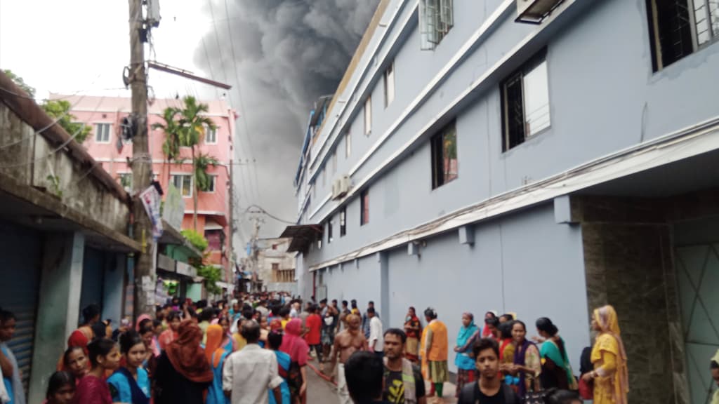 চট্টগ্রামে ঝুটের গুদামে আগুন, নিয়ন্ত্রণে ফায়ার সার্ভিসের ৬ ইউনিট