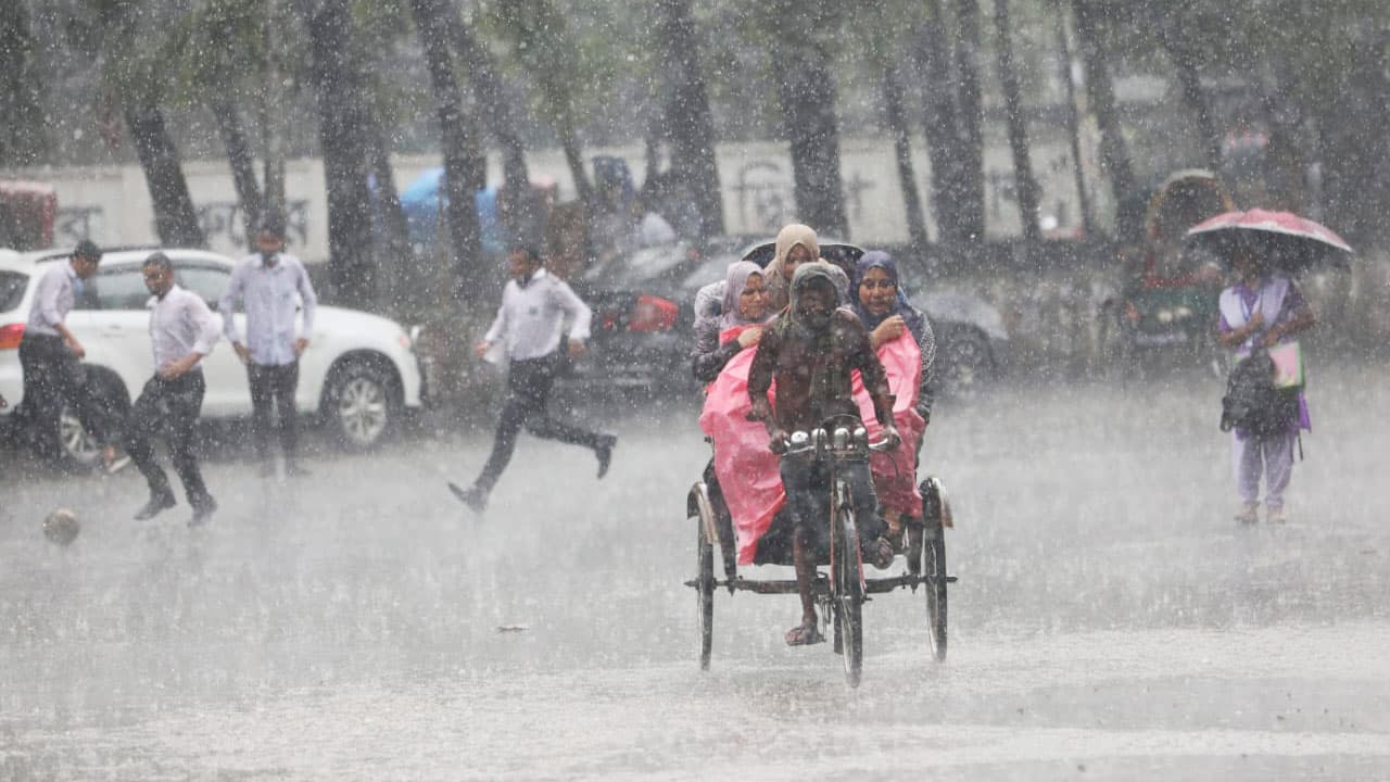 সপ্তাহ শেষে বাড়তে পারে ঝড়-বৃষ্টি