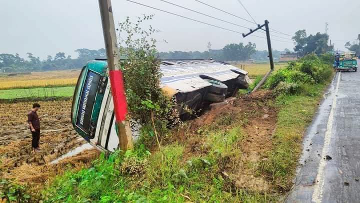 হবিগঞ্জে নিয়ন্ত্রণ হারিয়ে যাত্রীবাহী বাস খাদে, আহত ১০