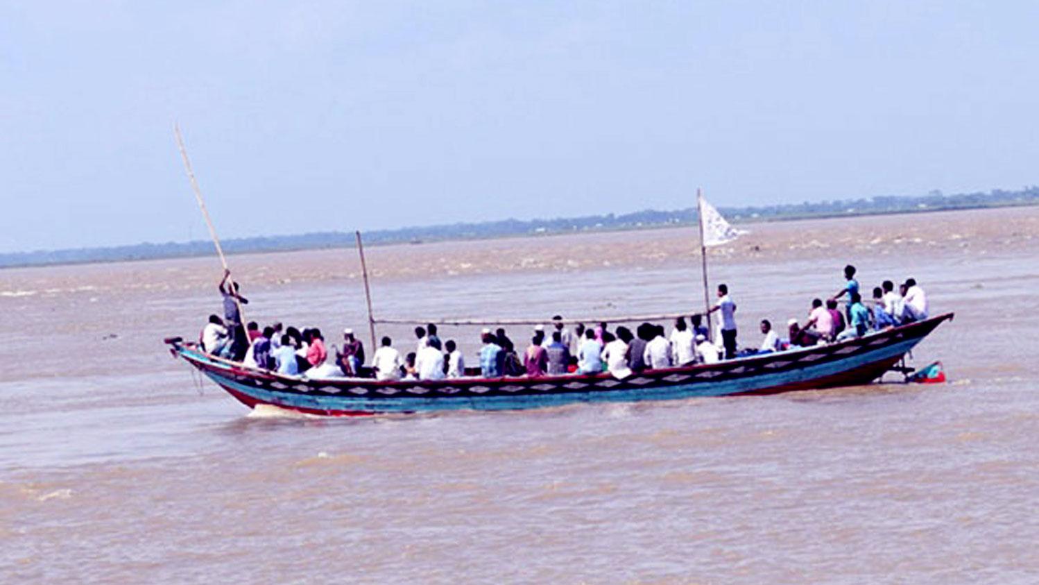 জীবনের ঝুঁকি নিয়ে পারাপার