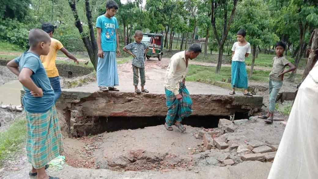 ১৫ বছরেও সংস্কার হয়নি কালভার্ট, চরম দুর্ভোগ স্থানীয়রা