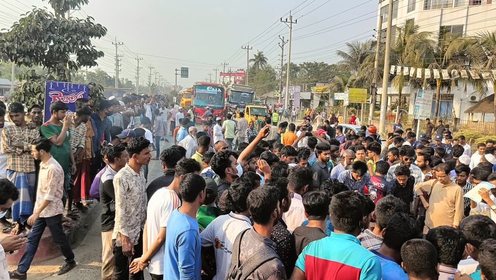 ভিসি ও ডিসির আশ্বাসে মহাসড়ক ছাড়লেন শিক্ষার্থীরা