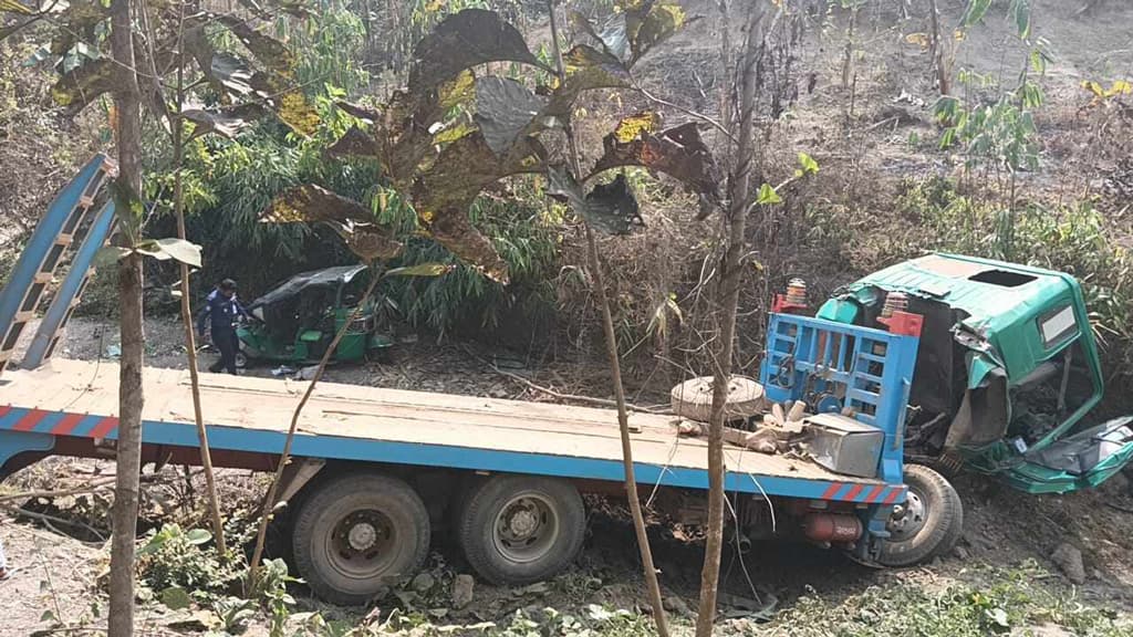 কাউখালীতে অটোরিকশাকে লরির ধাক্কা, খাদে পড়ে ৩ জন নিহত