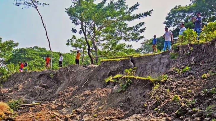 ঝুঁকিপূর্ণ ২ কিলোমিটার বাঁধ নদীতে বিলীন