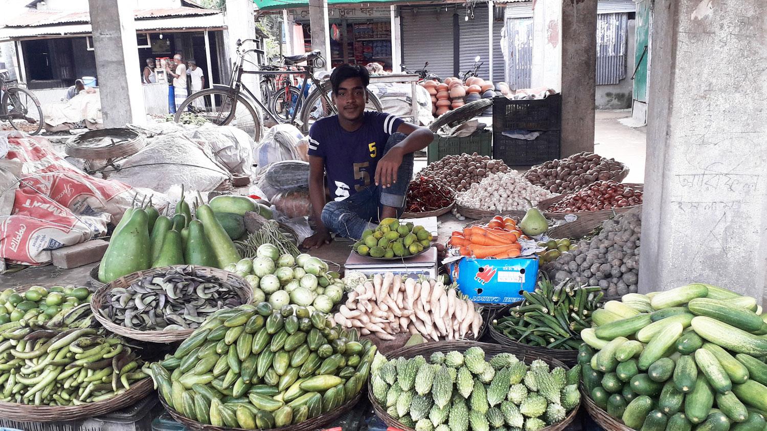 মিঠাপুকুরে সবজির বাজারে স্বস্তি নেই