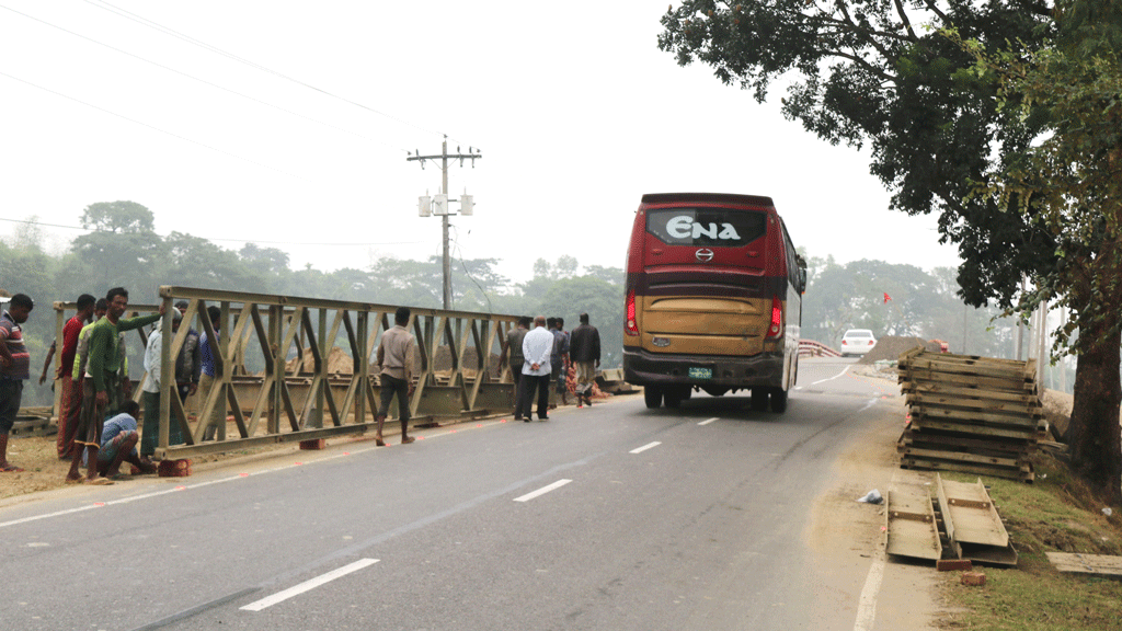 সেতুর সংযোগ সড়ক মেরামত শুরু