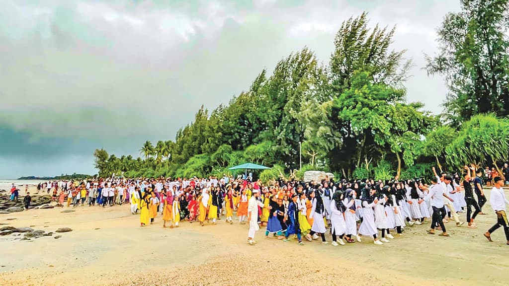 সেন্ট মার্টিনে পর্যটক উন্মুক্ত রাখতে গণমিছিল