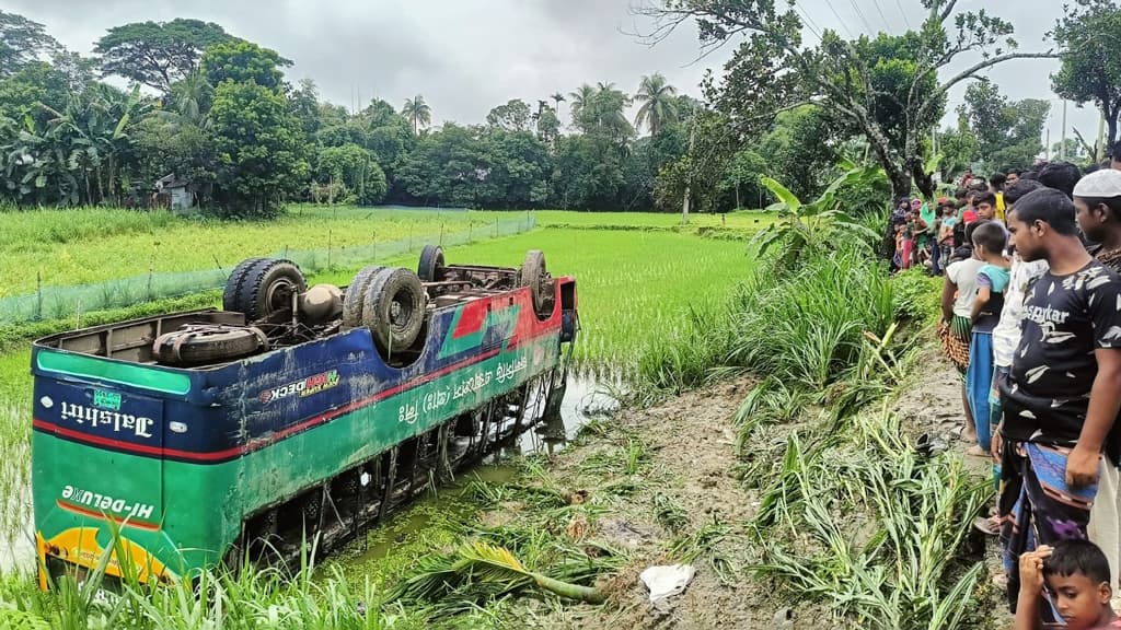 কিশোরগঞ্জে বাস উল্টে খাদে পড়ে আহত ৫