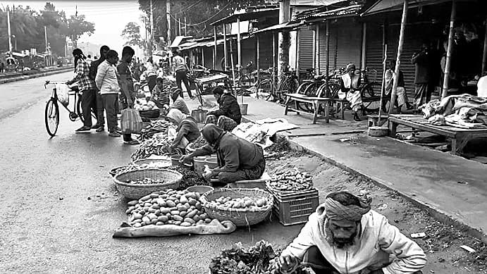 মহাসড়কের ওপর কাঁচাবাজার