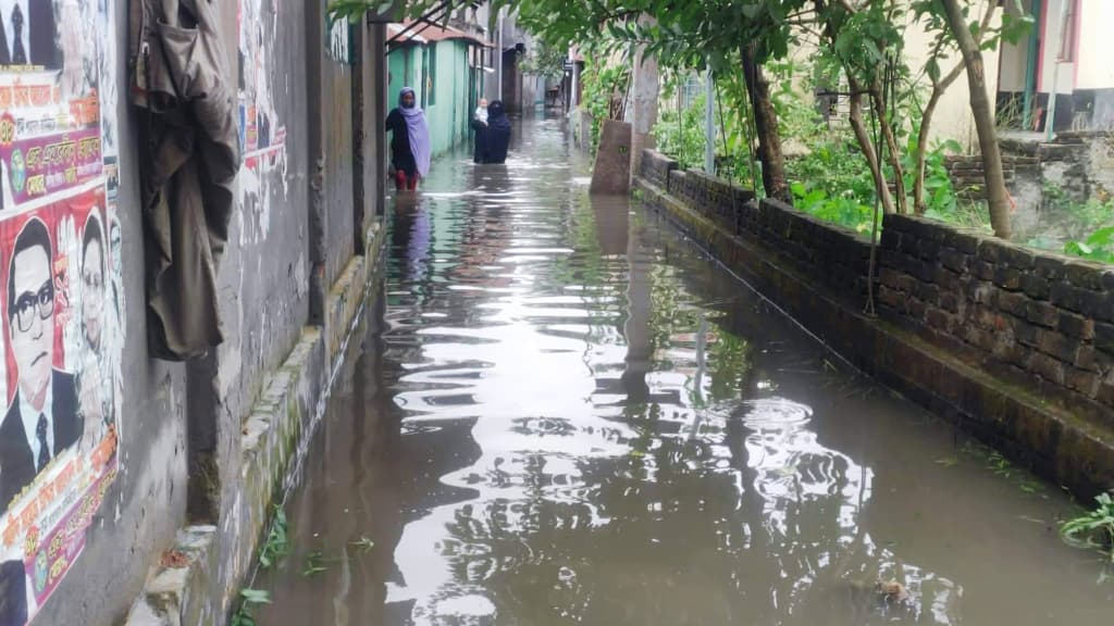 কালীগঞ্জে সড়কে হাঁটুপানি