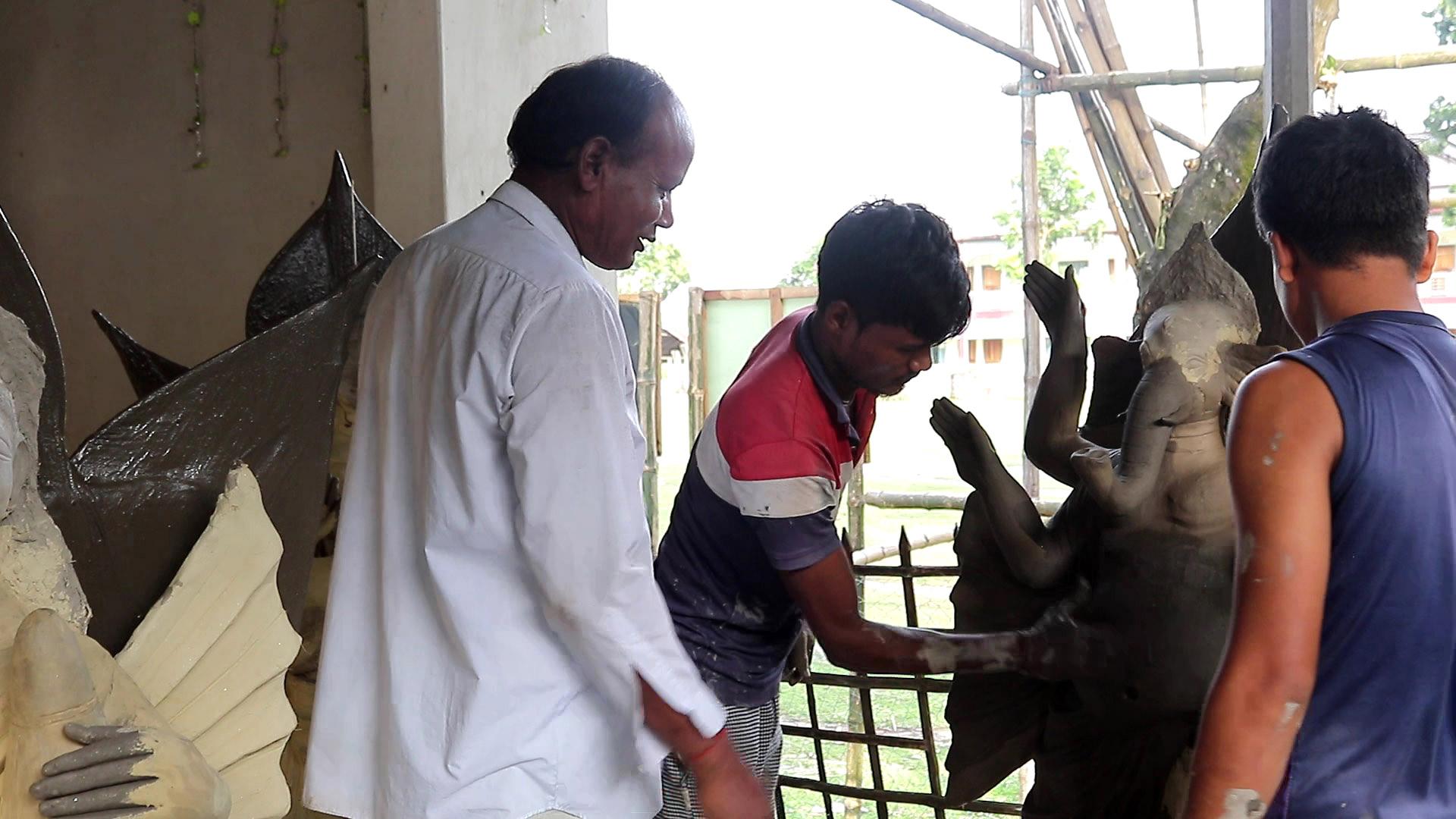 প্রতিমা তৈরি করেই মোহনের সংসারে এসেছে সচ্ছলতা