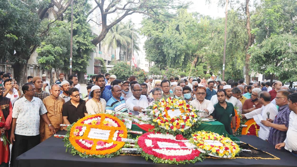 স্ত্রীর পাশে শায়িত হলেন গাফ্ফার চৌধুরী