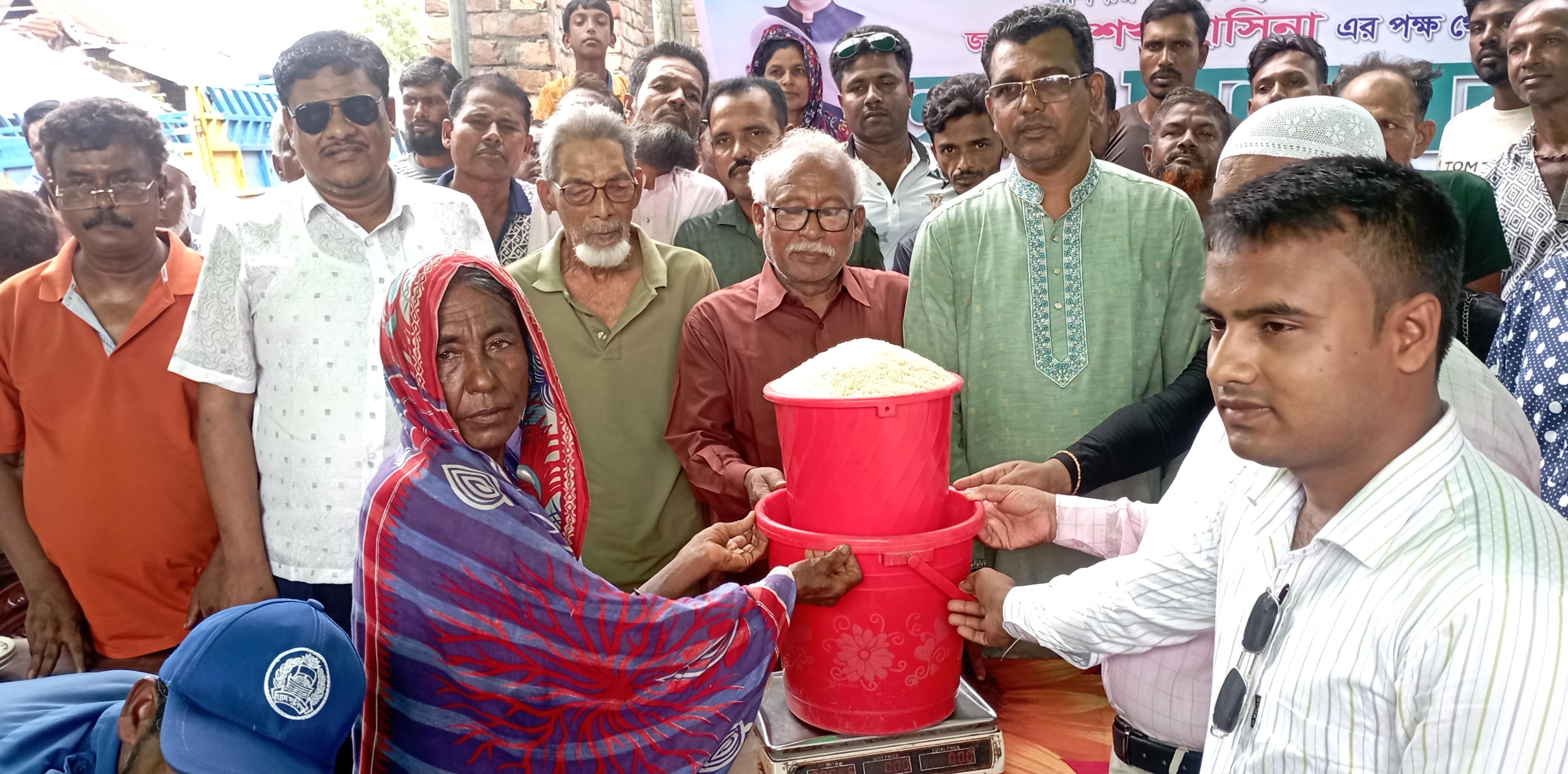 পাইকগাছায় প্রধানমন্ত্রীর পক্ষ থেকে ত্রাণসহায়তা