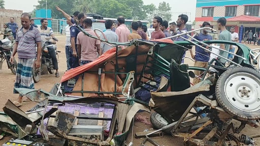 গোপালগঞ্জে বাস-ইজিবাইক সংঘর্ষে নিহত ২, আহত ৪