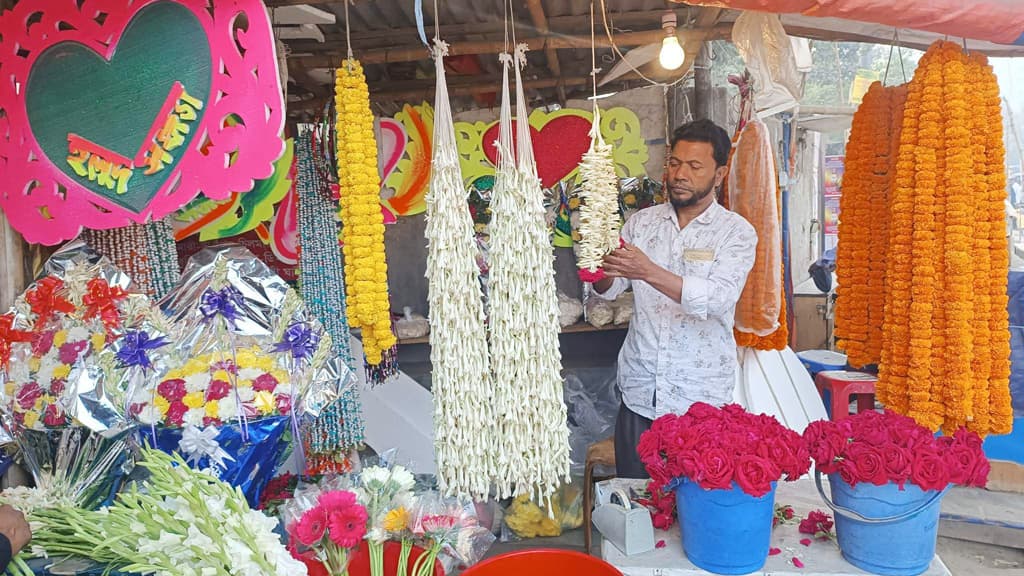 দিবসেও ক্রেতা নেই ফুলের  দোকানে, বিপাকে ব্যবসায়ী